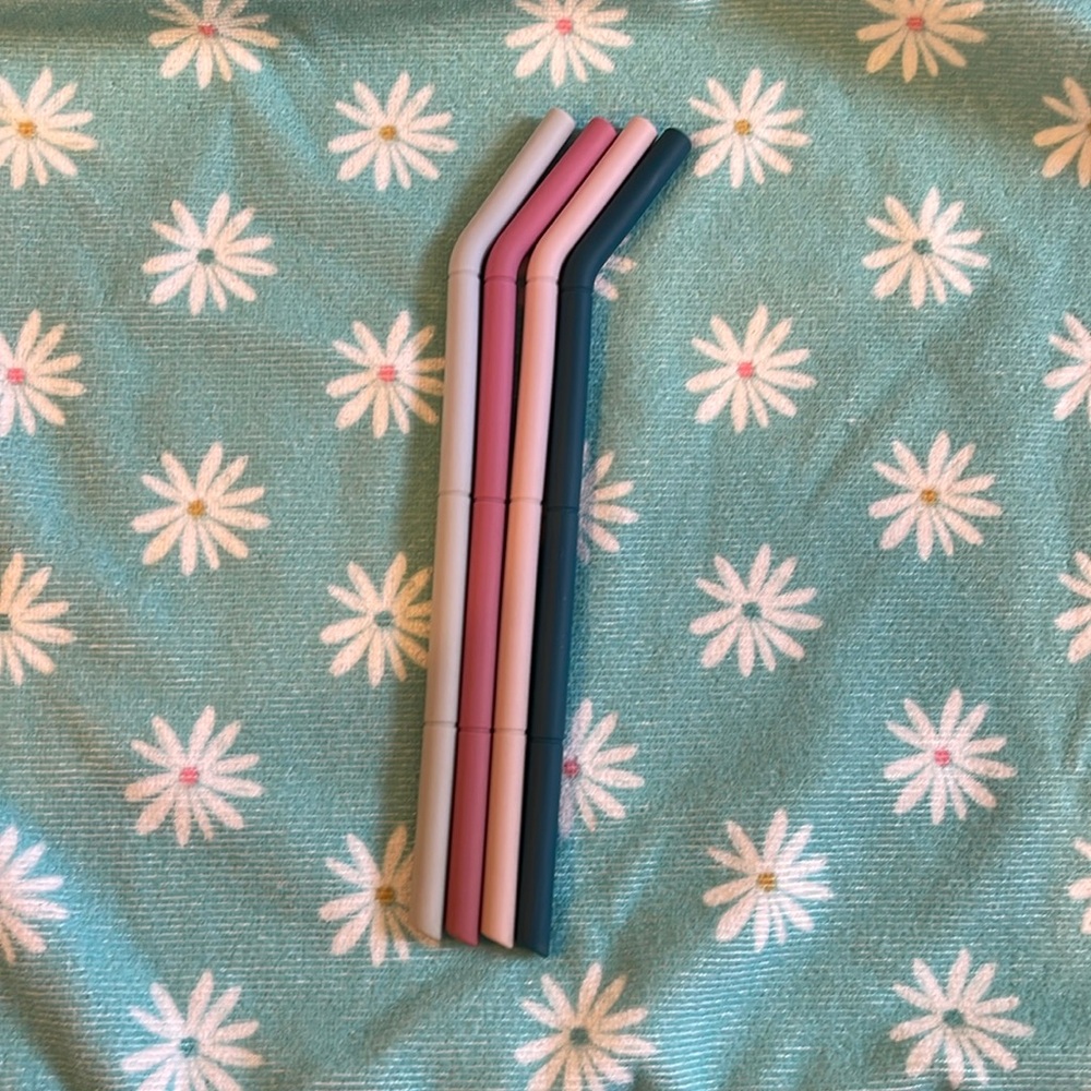 Set of 4 Silicone Reusable Travel Bendable Packable Straws